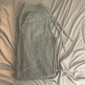 Alo Yoga muse sweatpant in heather grey size Medium